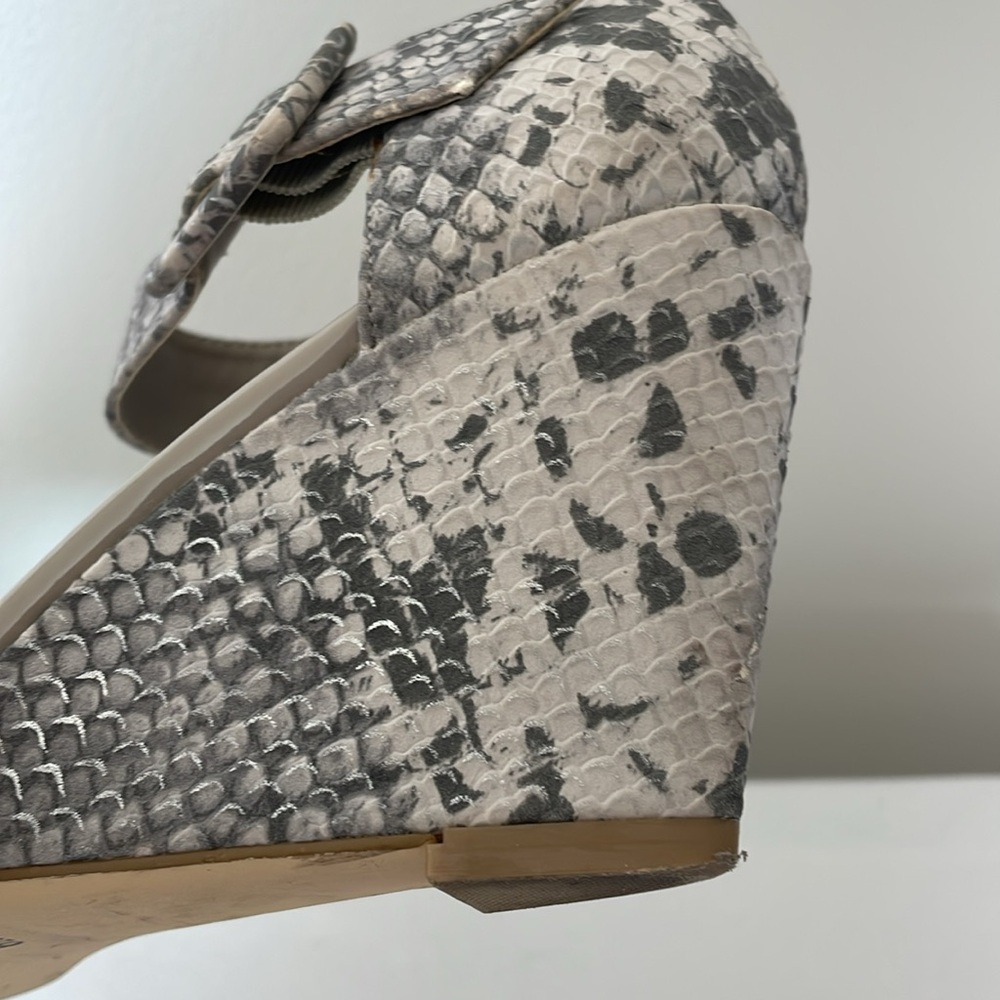 Impo Vantage Grey Snake Print Heel Upper Strap Wedge Open Toe Sandals Size 6.5 - Picture 11 of 15